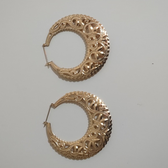 Gold hoops - Picture 1 of 2